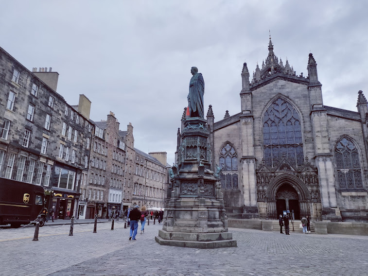 St Giles Cathedral (right) on Royal Mile, Edinburgh. The statue is Sir Walter Scott, Scottish novelist, poet and playwright.