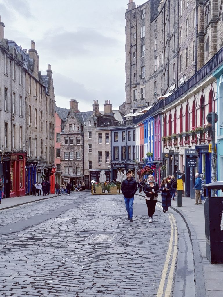 Victoria Street Edinburgh, the inspiration for Diagon alley in Harry Potter?